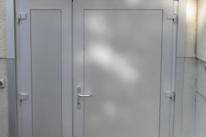 2-flüglige Aluminiumtüre mit Vordach