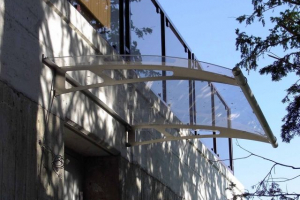 Gebogenes Acrylglasvordach