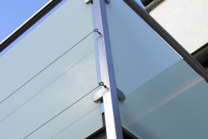 Geländer mit Inoxhandlauf und Mattglasfüllung