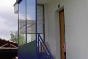 Geländer und Glasschutz für Eingangsbereich