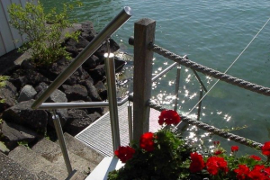 Gitterrost-Treppe mit CNS Handlauf