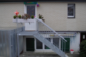 Gitterrost-Treppe mit Podest und Geräteschuppen