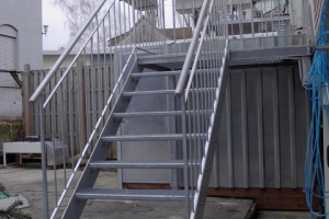 Gittrrosttreppe ab Balkonaufbau