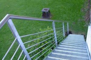 Gitterrosttreppe mit Geländer und Inox Handlauf