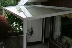 Glasvordach mit Mattfolie