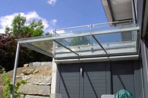 Glasvordach mit Stahrohrkonstruktion