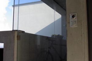 Glaswindschutz auf Brüstung mit Glastüre