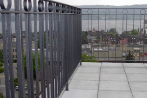 Stakettengeländer mit rundem Dekoelement