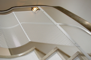 Treppengeländer mit Lochblechfüllung