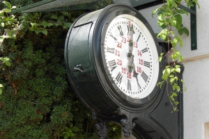 Vordach zum Schutz antiker Uhr