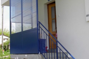 Windfang mit Geländer