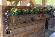 Blumenkistchen mit Schmiedeisenrosen